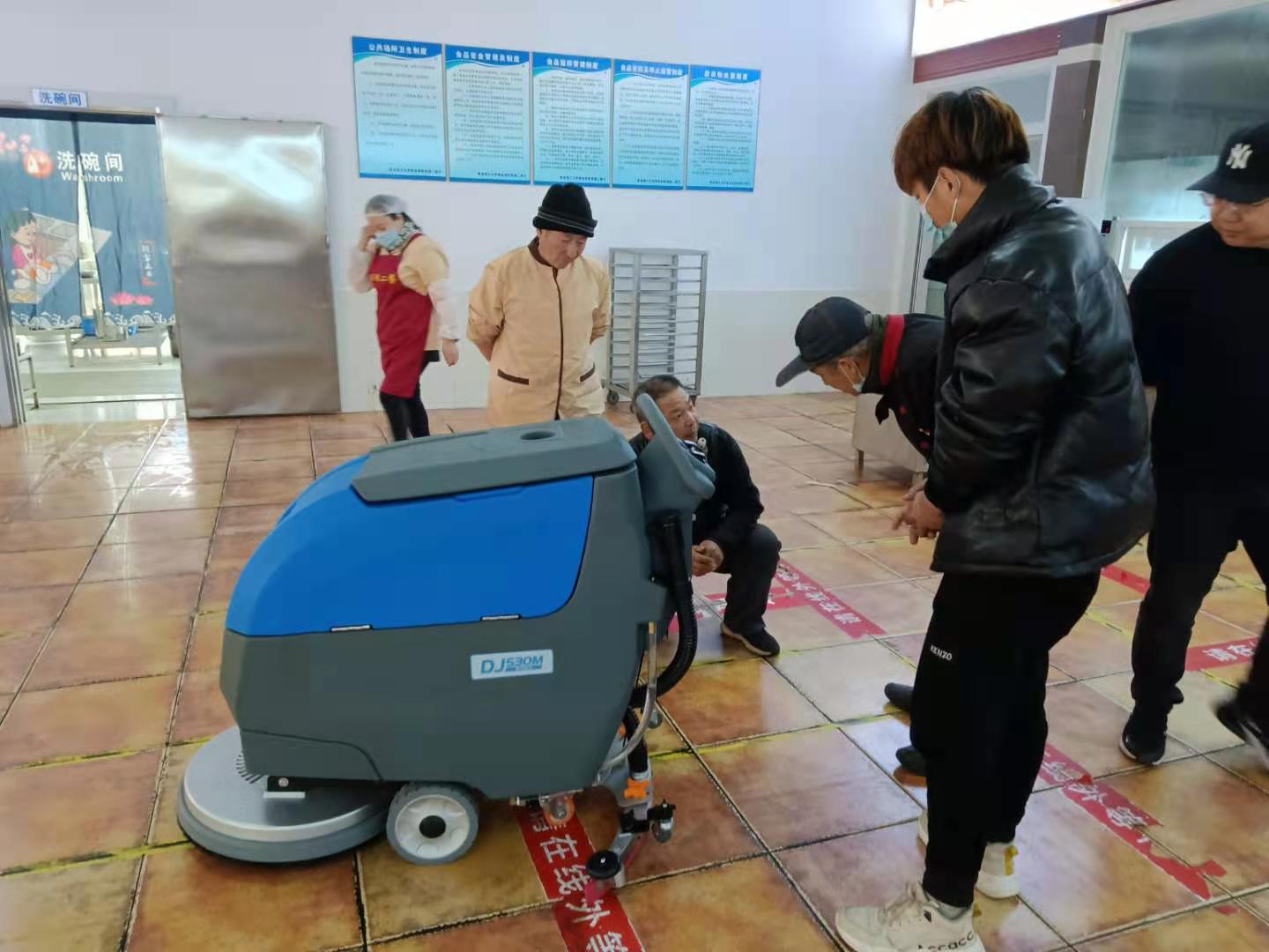 青島學(xué)校餐廳選擇-鼎潔盛世DJ530M洗地機2